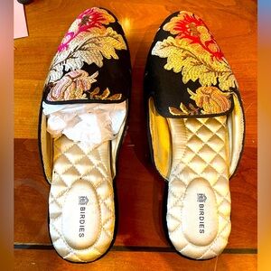 Birdies flats like slippers. New! Worn once inside. Comfy and beautiful size 8